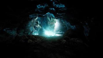 grotte de glace bleue recouverte de neige et inondée de lumière video
