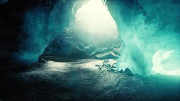 caverna de gelo azul coberta de neve e inundada de luz