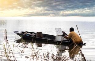 pescadora gorda en un barco del lago. foto