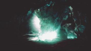 caverna de gelo de cristal azul sob a geleira na islândia video