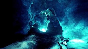 entrada de una cueva de hielo dentro del glaciar en el sur de islandia