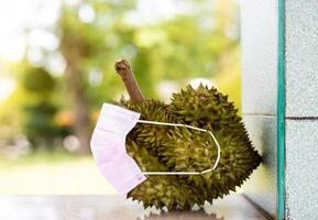 primer plano de la fruta durian con una máscara rosa. foto