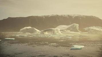gigantescas estruturas de blocos de gelo na areia preta à beira-mar video