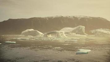 gigantescas estructuras de bloques de hielo en la arena negra junto a la orilla del mar video