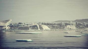 gigantescas estructuras de bloques de hielo en la arena negra junto a la orilla del mar video