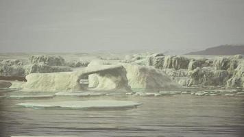 gigantescas estruturas de blocos de gelo na areia preta à beira-mar