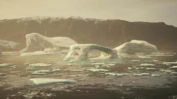 blaue eisberge der antarktis mit gefrorener und schneebedeckter antarktischer landschaft video