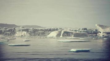 paysage de la nature arctique avec des icebergs dans le fjord de glace du groenland video