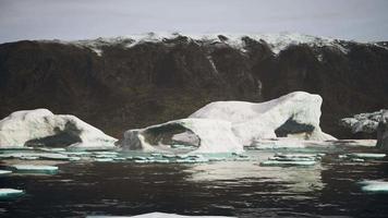 de gigantesques structures de blocs de glace sur le sable noir au bord de la mer video