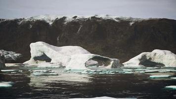 paisagem da natureza ártica com icebergs no fiorde de gelo da Groenlândia