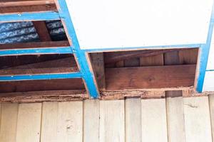 demoliendo el techo viejo y el marco de madera para su renovación. foto