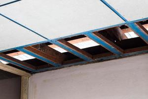 demoliendo el techo viejo y el marco de madera para su renovación. foto