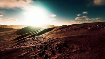 hermosas dunas de arena en el desierto del sahara al atardecer video
