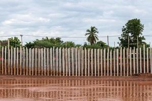 muchos pilares de hormigón estiran las orillas del río fangoso. foto