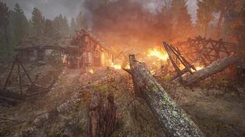 maison en bois brûlante dans le vieux village video