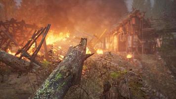 maison en bois brûlante dans le vieux village