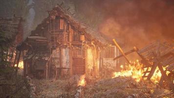 maison en bois brûlante dans le vieux village