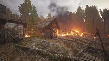 casa de madera en llamas en el pueblo viejo