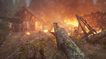 brandend houten huis in oud dorp
