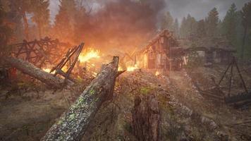brandend houten huis in oud dorp