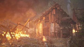 Brennendes Holzhaus im alten Dorf video