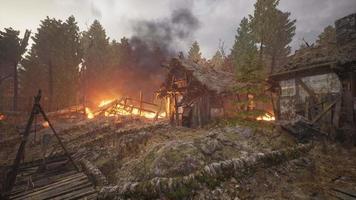 casa di legno in fiamme nel vecchio villaggio video