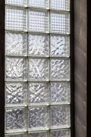 paredes de vidrio, muchos bloques de ladrillo antiguo con luz solar. foto