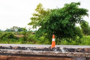 sótano, se excava una carretera asfaltada pavimentada. foto