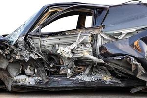 fondo de primer plano de un coche negro destrozado en una colisión fatal. foto