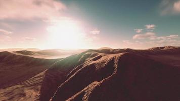 belas dunas de areia no deserto do saara ao pôr do sol video