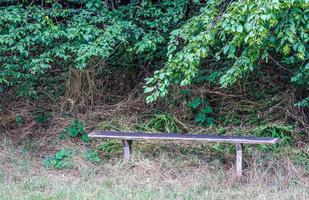 un banco público vacío encontrado en el norte de europa foto