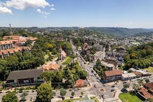 vista aérea de gramado, rio grande do sul, brasil. famosa ciudad turística en el sur de brasil. foto