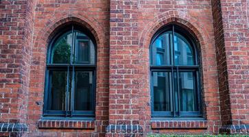 viejas paredes y ventanas del edificio de la iglesia religiosa desgastada y envejecida