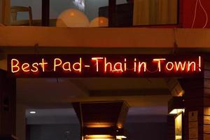 bangkok, tailandia, 19 de septiembre, 2018-mejor pad-thai en la luz de neón de la ciudad foto