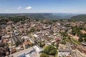 vista aérea de gramado, rio grande do sul, brasil. famosa ciudad turística en el sur de brasil. foto