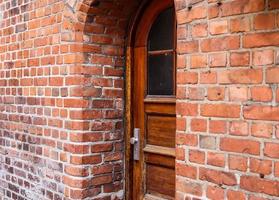 hermosa arquitectura antigua de fachadas encontradas en la pequeña ciudad flensburg foto