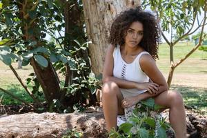 hermosa modelo mujer afro americana en un entorno natural. joven brasileña. foto