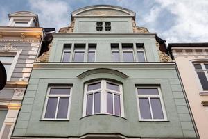 hermosa arquitectura antigua de fachadas encontradas en la pequeña ciudad flensburg foto