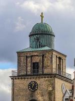 viejas paredes y ventanas del edificio de la iglesia religiosa desgastada y envejecida foto