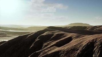 hermosas dunas de arena en el desierto del sahara al atardecer video