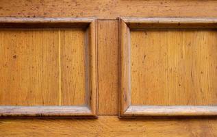 vista de cerca en diferentes superficies de madera de troncos de tablones y puertas de madera en alta resolución foto