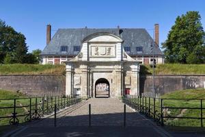 arras, francia - 22 de junio de 2020 - porte royale de la ciudadela de arras foto