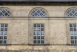 viejas paredes y ventanas del edificio de la iglesia religiosa desgastada y envejecida foto