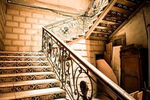 antigua escalera elegante en el distrito de sololaki del casco antiguo en tbilisi, georgia capital. arquitectura de casas tradicionales y gemas escondidas en el cáucaso foto