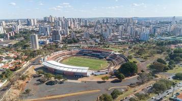 ribeirao preto, sao paulo brasil alrededor de julio de 2019 vista aérea de ribeirao preto, sao paulo, se pueden ver edificios y el estadio santa cruz botafogo. foto