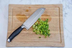 cebolla verde picada con cuchillo