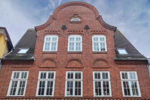 hermosa arquitectura antigua de fachadas encontradas en la pequeña ciudad flensburg foto