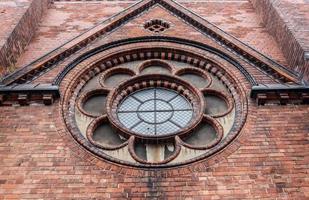 viejas paredes y ventanas del edificio de la iglesia religiosa desgastada y envejecida foto