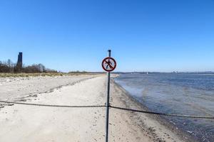 una zona acordonada con cuerdas y estacas en la playa del mar báltico. foto