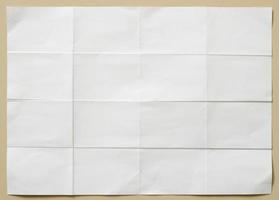 hoja de papel con textura blanca doblada en dieciséis partes foto
